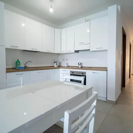 Peaceful Seafront 3br With Balcony By 360 Estates شقة