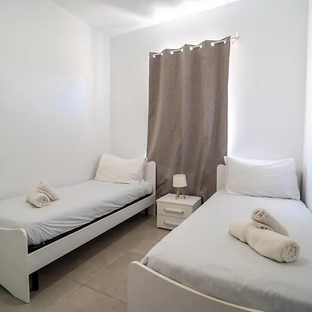 Peaceful Seafront 3br With Balcony By 360 Estates