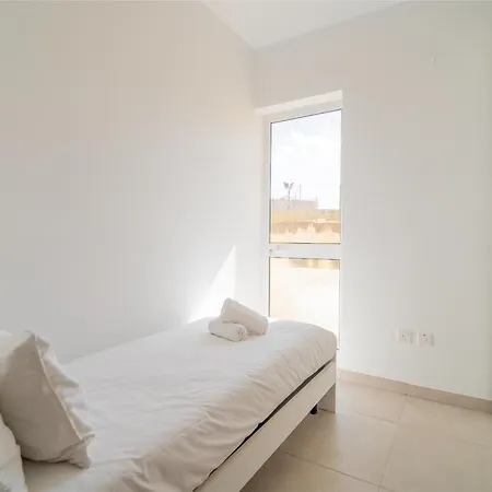 Peaceful Seafront 3br With Balcony By 360 Estates