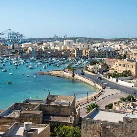 Peaceful Seafront 3br With Balcony By 360 Estates *