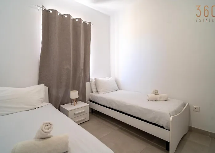 شقة Peaceful Seafront 3br With Balcony By 360 Estates