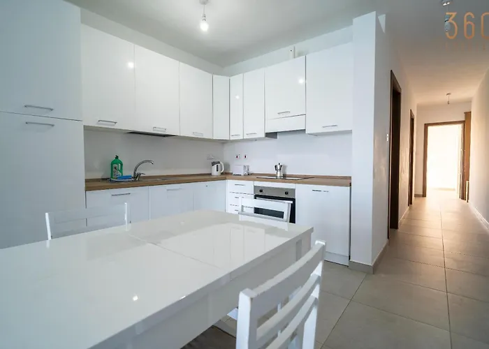 Peaceful Seafront 3br With Balcony By 360 Estates شقة