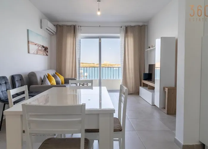 Peaceful Seafront 3br With Balcony By 360 Estates شقة