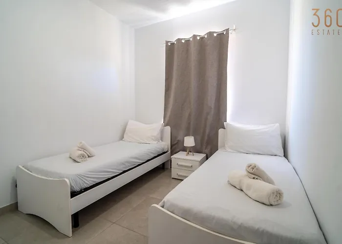 Peaceful Seafront 3br With Balcony By 360 Estates