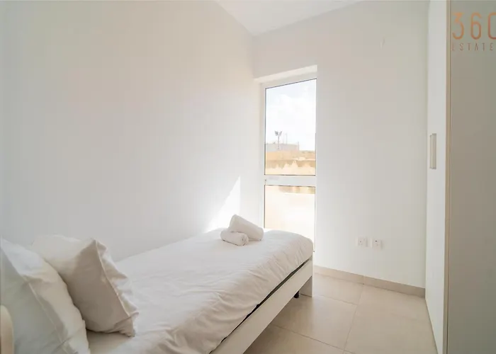 Peaceful Seafront 3br With Balcony By 360 Estates