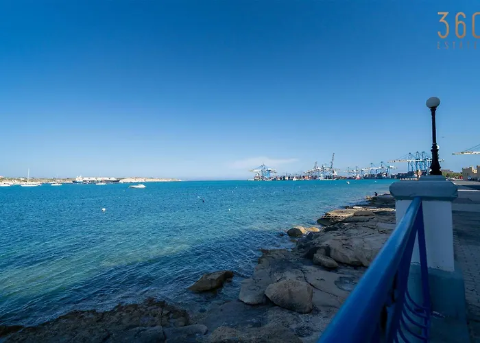 Peaceful Seafront 3br With Balcony By 360 Estates شقة *